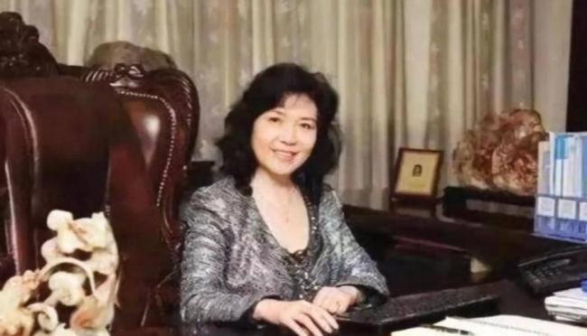 一把雨伞就值15万....疫苗女王儿媳有多奢靡
