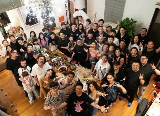 刘欢十年家宴往事曝光，亲自下厨做红烧肉