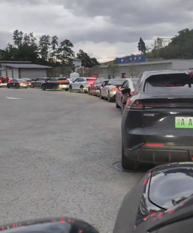 国庆高速堵疯了！今年的堵车，堵出新高度