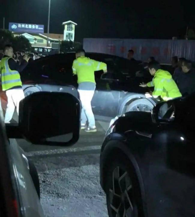 国庆高速堵疯了！今年的堵车，堵出新高度
