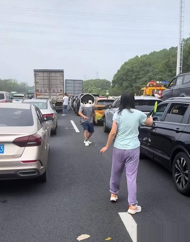 国庆高速堵疯了！今年的堵车，堵出新高度