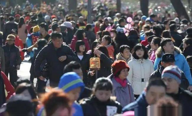 国庆高速堵疯了！今年的堵车，堵出新高度
