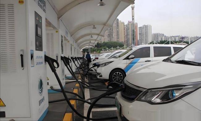 国庆高速堵疯了！今年的堵车，堵出新高度