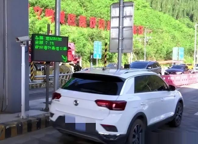 国庆高速堵疯了！今年的堵车，堵出新高度