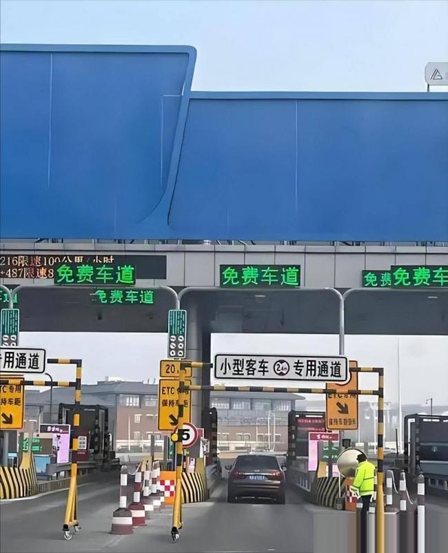 国庆高速堵疯了！今年的堵车，堵出新高度