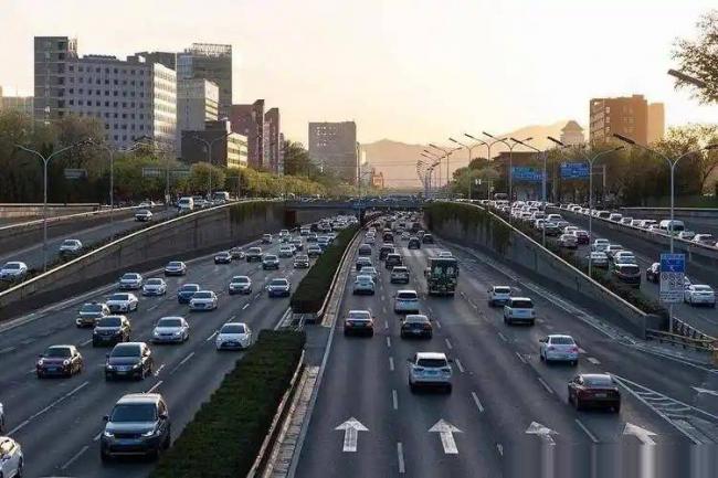 国庆高速堵疯了！今年的堵车，堵出新高度