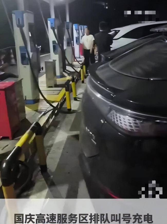 国庆高速堵疯了！今年的堵车，堵出新高度