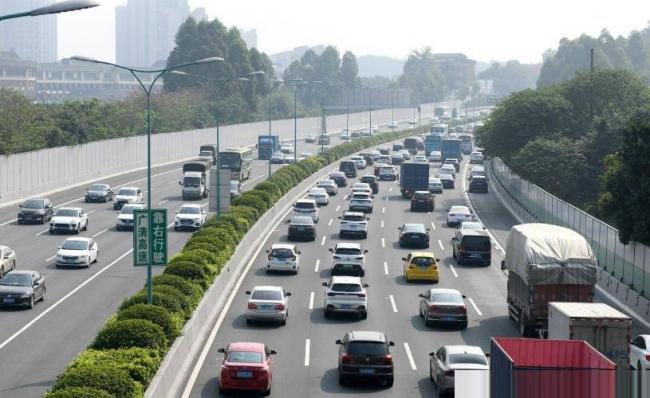 国庆高速堵疯了！今年的堵车，堵出新高度