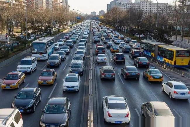 国庆高速堵疯了！今年的堵车，堵出新高度