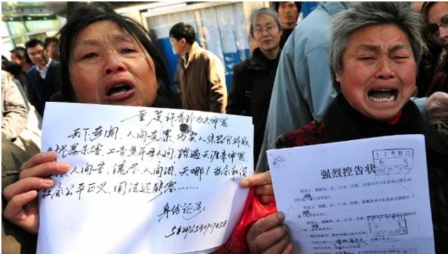 逼上梁山:长城裸奔,信访局门口服毒,集体投河 逼上梁山:长城裸奔,信访局门口服毒,集体投河