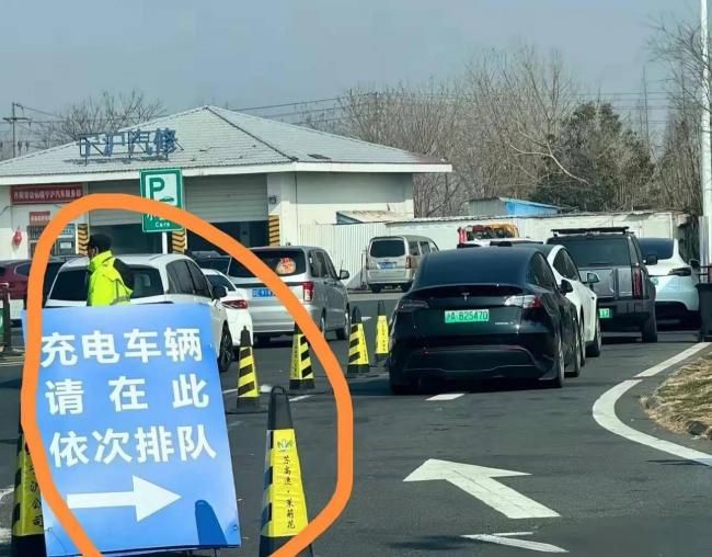 高速服务区上演抢桩大战!都是增程车惹的祸? 高速服务区上演抢桩大战!都是增程车惹的祸?