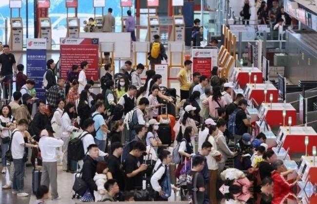都是大聪明  中国人 挤满了全世界的机场