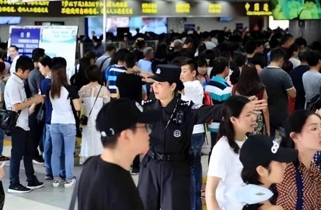 都是大聪明  中国人 挤满了全世界的机场