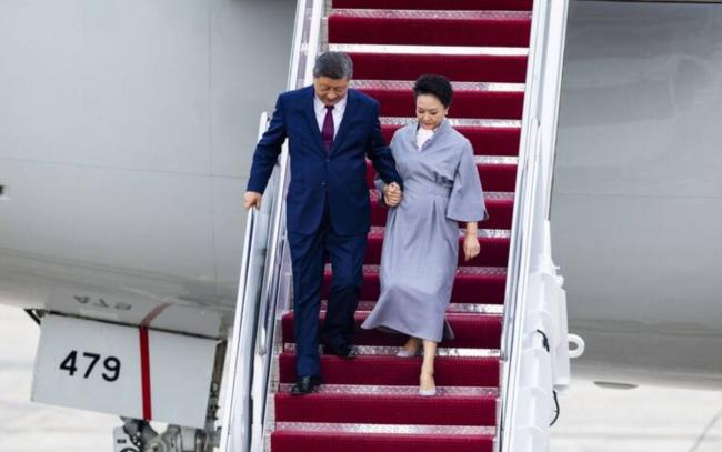 彭丽媛或许已经成为习近平的“拐杖” 彭丽媛或许已经成为习近平的“拐杖”