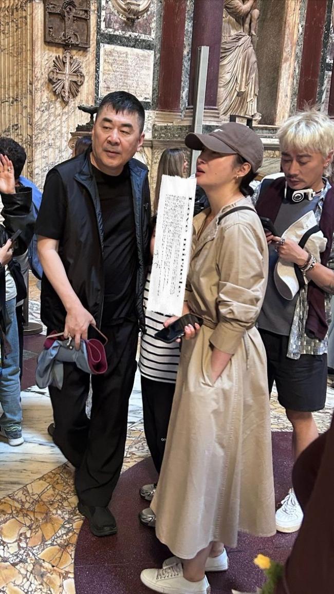 陈建斌一家现身罗马 他穿黑衣挺大肚很苍老 陈建斌一家现身罗马 他穿黑衣挺大肚很苍老