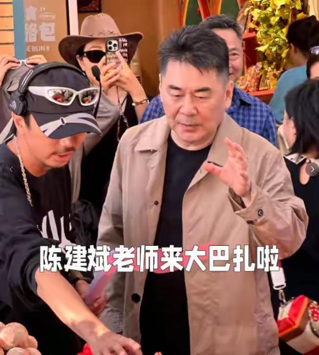 陈建斌一家现身罗马 他穿黑衣挺大肚很苍老 陈建斌一家现身罗马 他穿黑衣挺大肚很苍老