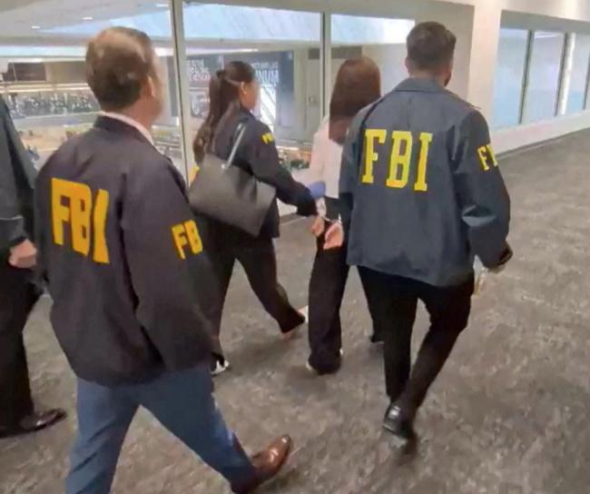 FBI局长:想搭机回上海?门儿都没有 FBI局长:想搭机回上海?门儿都没有