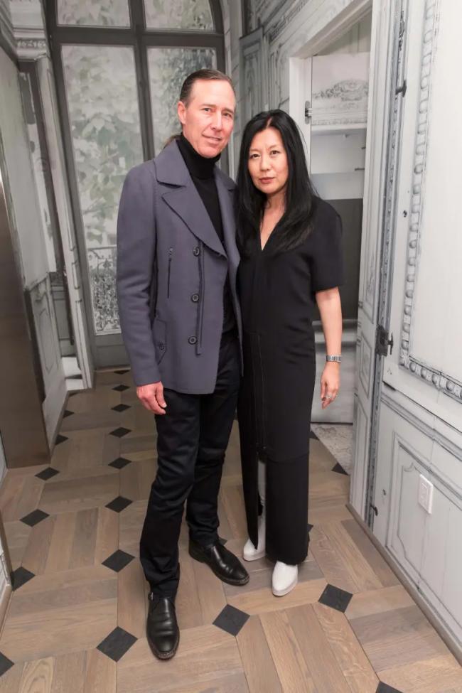 美时装界大佬枪杀亚裔妻后自尽 亲属曝原因 美时装界大佬枪杀亚裔妻后自尽 亲属曝原因