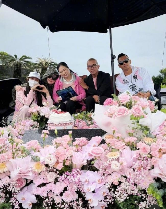 具俊晔和丈母娘祭奠大 S 看把他们几个乐的 具俊晔和丈母娘祭奠大 S 看把他们几个乐的