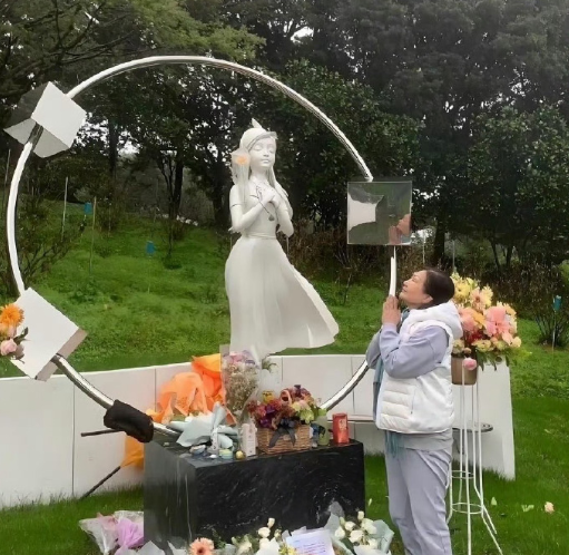具俊晔和丈母娘祭奠大 S 看把他们几个乐的 具俊晔和丈母娘祭奠大 S 看把他们几个乐的