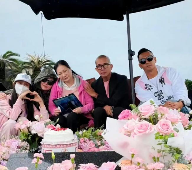 具俊晔和丈母娘祭奠大 S 看把他们几个乐的 具俊晔和丈母娘祭奠大 S 看把他们几个乐的
