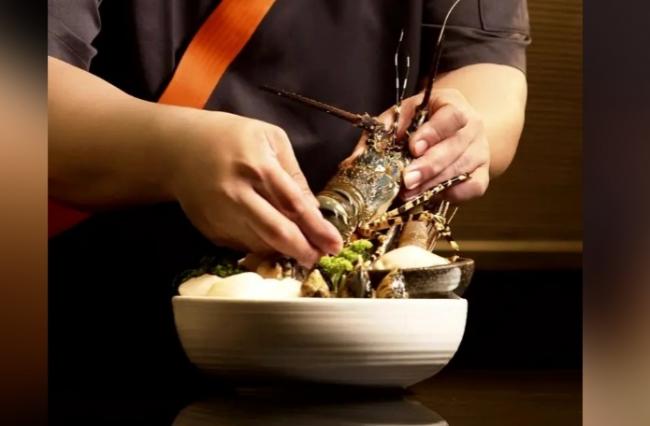 活龙虾身体被吃光还在叫  网友痛批火锅店
