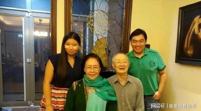 76岁斯琴高娃定居北京养老 坐轮椅身体消瘦 76岁斯琴高娃定居北京养老 坐轮椅身体消瘦