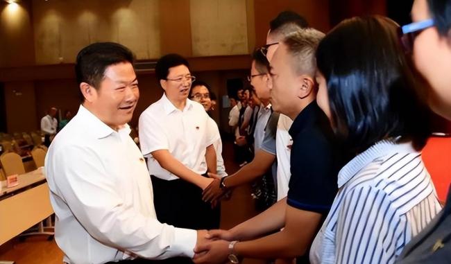 “官油子”落马：贪7亿工程，住1807平方豪宅