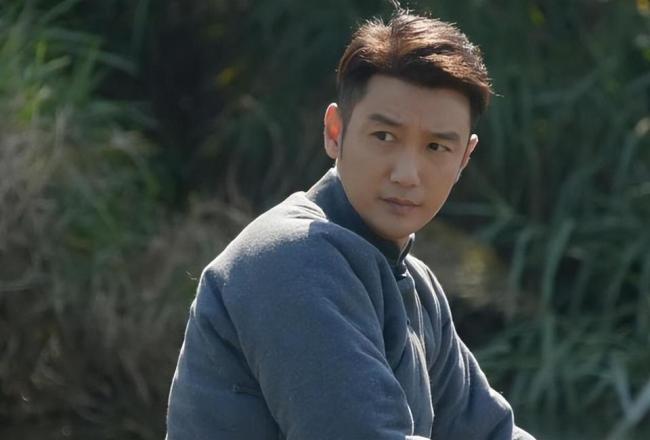 他曾是央视主持,如今沦落到跑龙套 他曾是央视主持,如今沦落到跑龙套