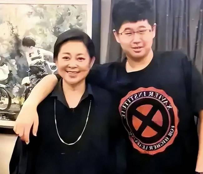 倪萍痛失两位“至亲”，还得为儿子操心