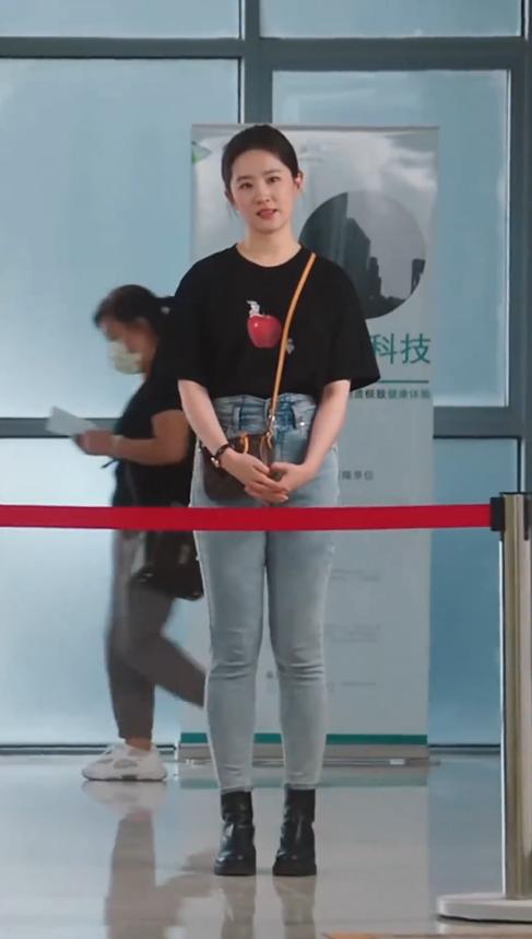 刘亦菲现身机场 紧身裤暴露身材短板