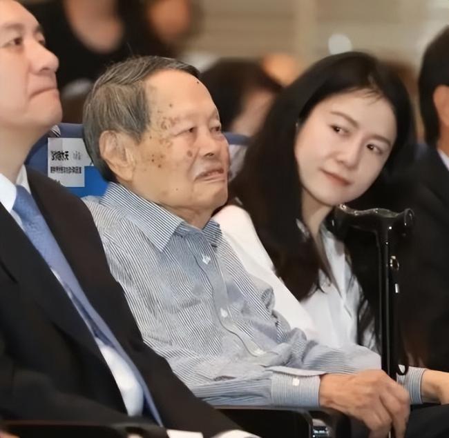 杨振宁去世1年 翁帆首谈感情:我后悔了.... 杨振宁去世1年 翁帆首谈感情:我后悔了....