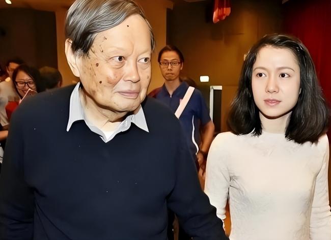 杨振宁去世1年 翁帆首谈感情:我后悔了.... 杨振宁去世1年 翁帆首谈感情:我后悔了....