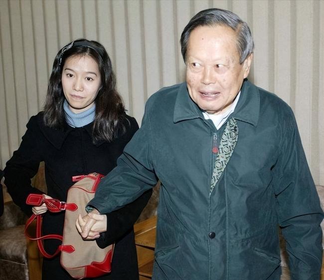 杨振宁去世1年 翁帆首谈感情:我后悔了.... 杨振宁去世1年 翁帆首谈感情:我后悔了....