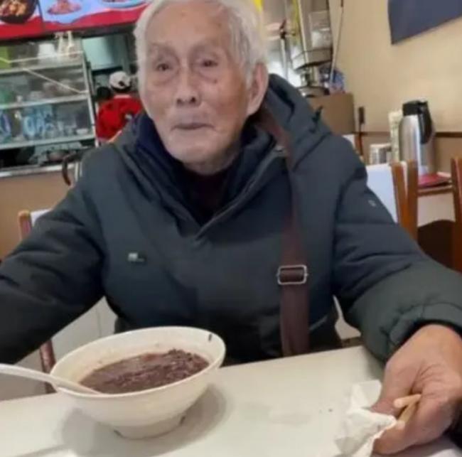 96岁爷爷独自坐43小时绿皮火车到西藏旅行 96岁爷爷独自坐43小时绿皮火车到西藏旅行