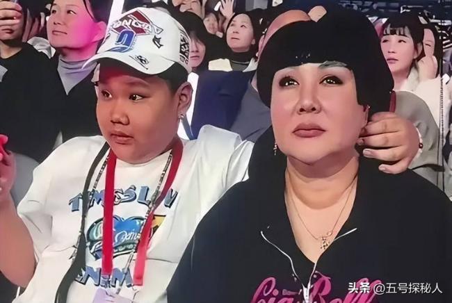 郭德纲二儿子长相太着急 和老妈共用一张脸 郭德纲二儿子长相太着急 和老妈共用一张脸