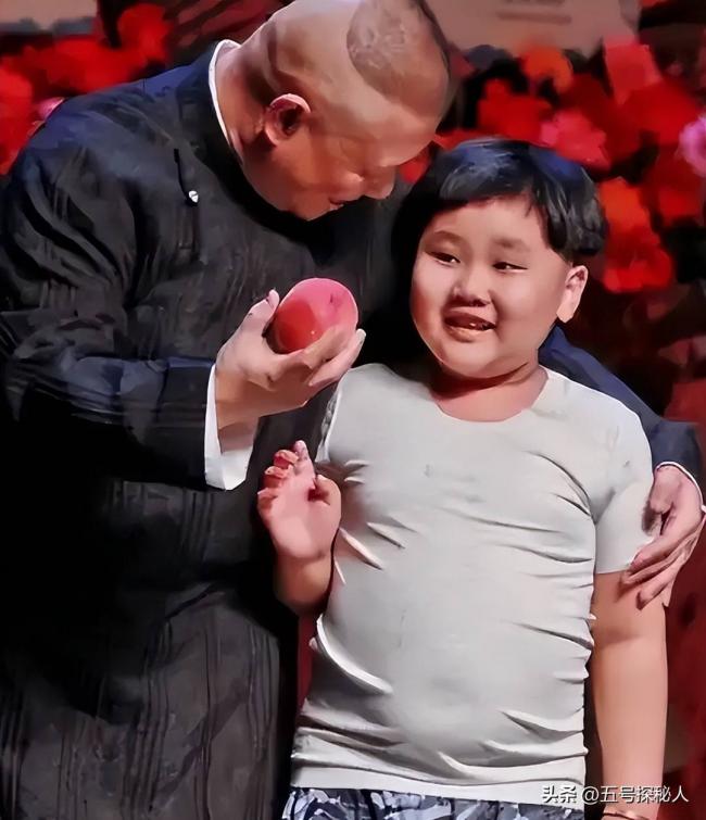 郭德纲二儿子长相太着急 和老妈共用一张脸 郭德纲二儿子长相太着急 和老妈共用一张脸