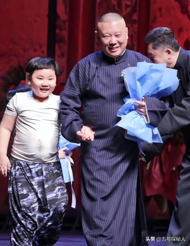 郭德纲二儿子长相太着急 和老妈共用一张脸 郭德纲二儿子长相太着急 和老妈共用一张脸
