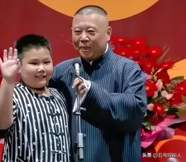 郭德纲二儿子长相太着急 和老妈共用一张脸 郭德纲二儿子长相太着急 和老妈共用一张脸