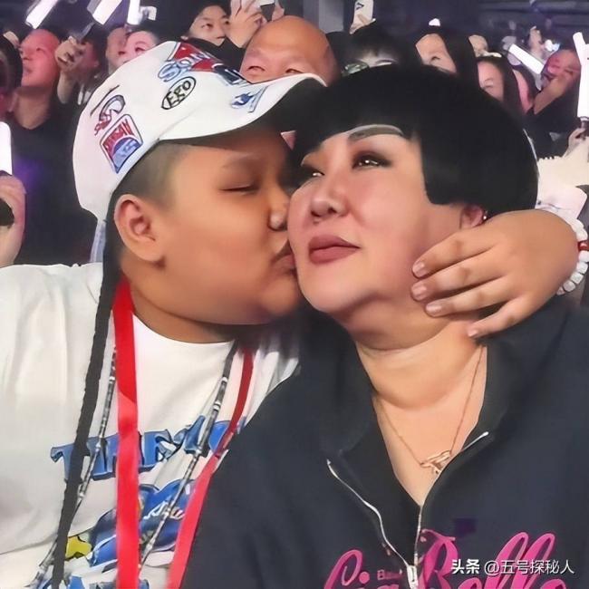 郭德纲二儿子长相太着急 和老妈共用一张脸 郭德纲二儿子长相太着急 和老妈共用一张脸