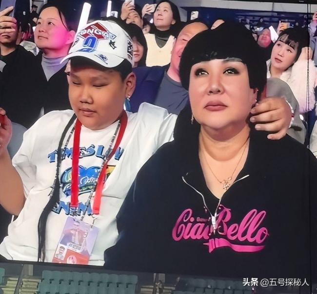 郭德纲二儿子长相太着急 和老妈共用一张脸 郭德纲二儿子长相太着急 和老妈共用一张脸