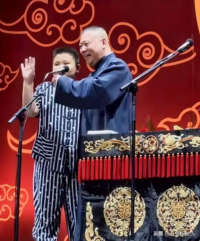 郭德纲二儿子长相太着急 和老妈共用一张脸 郭德纲二儿子长相太着急 和老妈共用一张脸