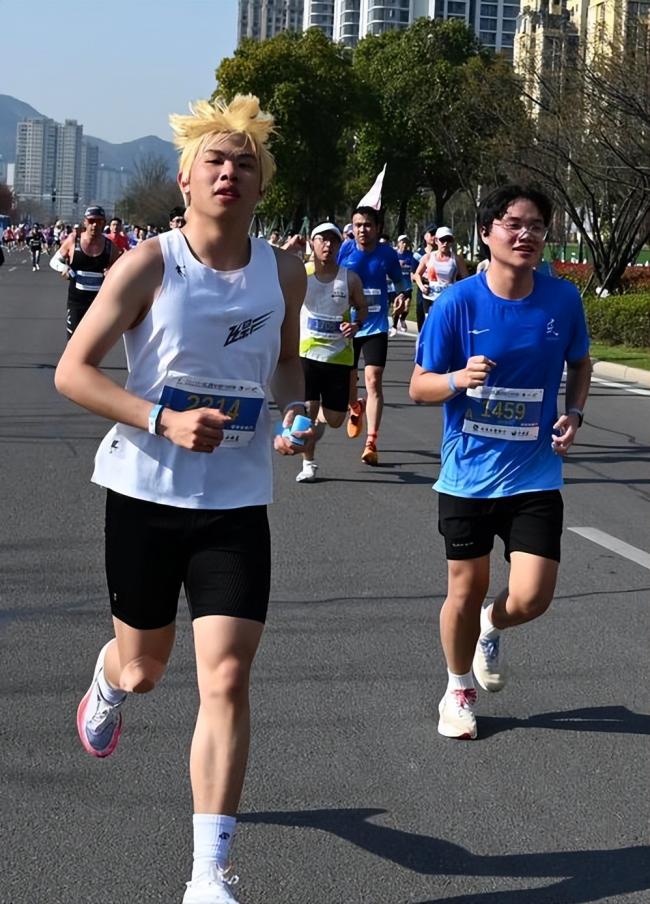 可惜了,25岁高颜值学霸倒在全马赛道上 可惜了,25岁高颜值学霸倒在全马赛道上
