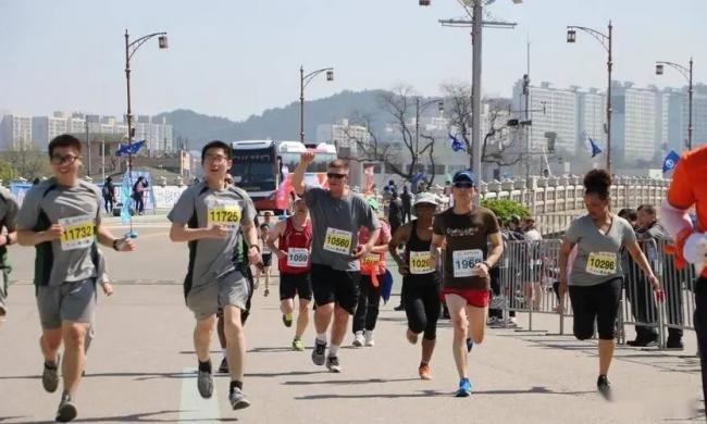 可惜了,25岁高颜值学霸倒在全马赛道上 可惜了,25岁高颜值学霸倒在全马赛道上