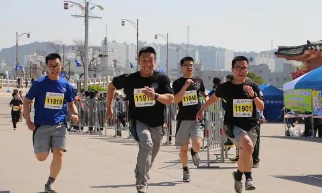 可惜了,25岁高颜值学霸倒在全马赛道上 可惜了,25岁高颜值学霸倒在全马赛道上