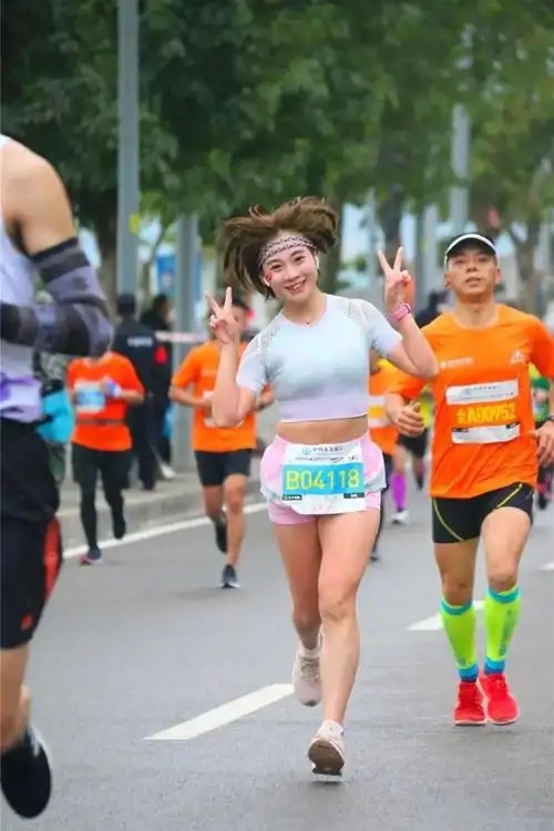 可惜了,25岁高颜值学霸倒在全马赛道上 可惜了,25岁高颜值学霸倒在全马赛道上