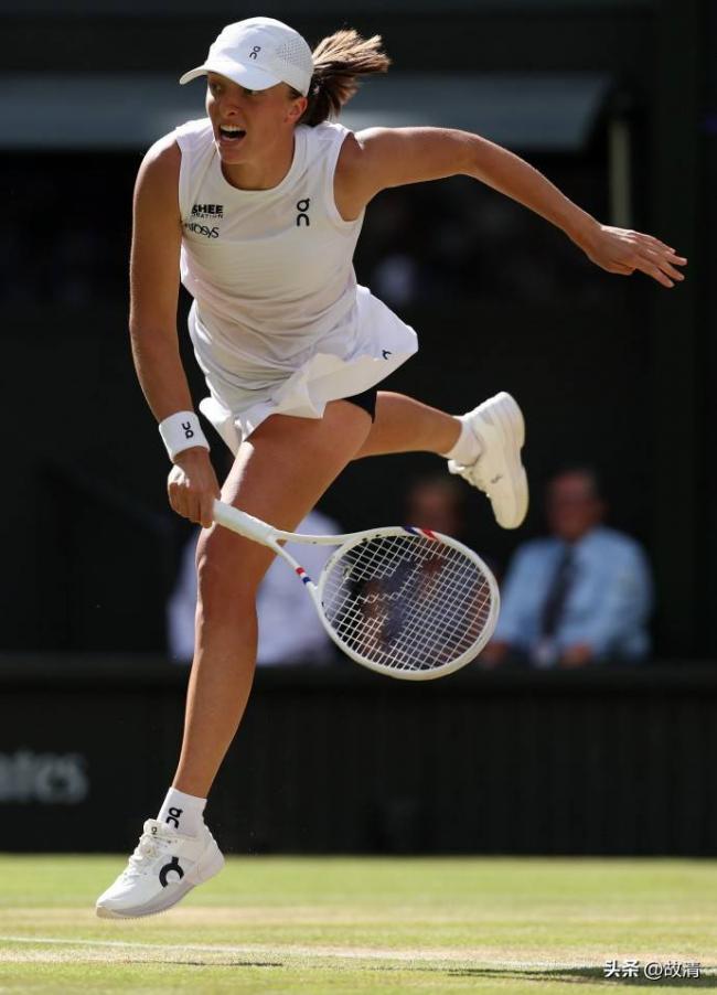 武网公开赛赛场失控！顶线球手砸烂球拍、拒握手