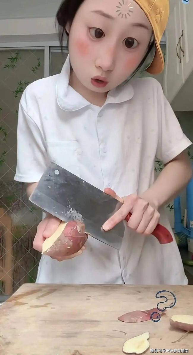 女大学生“失业在家做饭”视频火了,被群嘲 女大学生“失业在家做饭”视频火了,被群嘲
