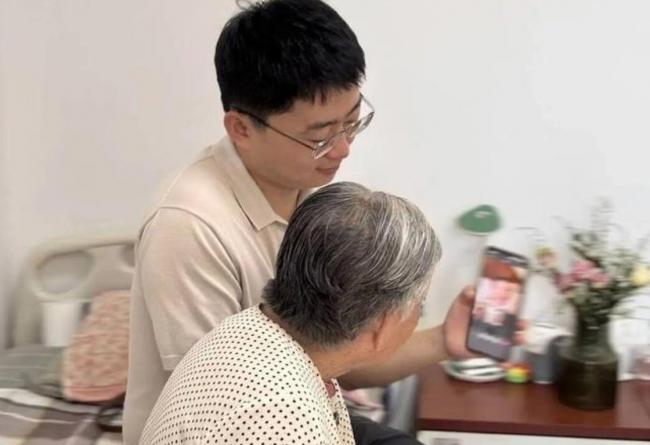 内蒙古小伙在北京做“共享儿女” 300元1小时 内蒙古小伙在北京做“共享儿女” 300元1小时