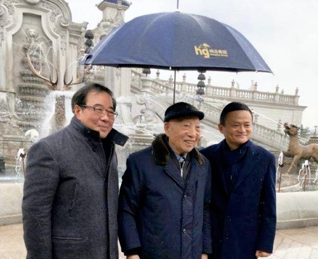 昔日卖粪穷汉一手铸就千亿产业 马云冒雨为他撑伞